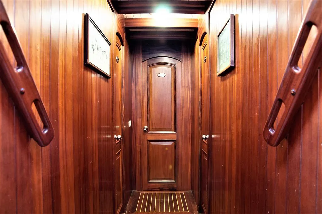 Botel Lady Christa Hotel Palermo