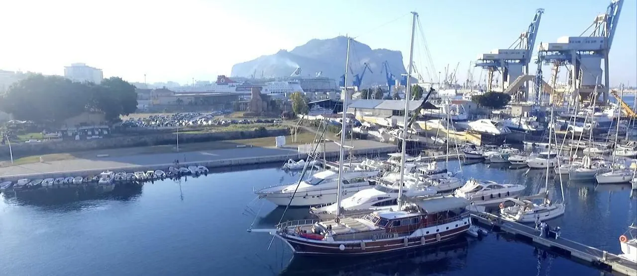 Lady Christa Hotel Palermo Botel